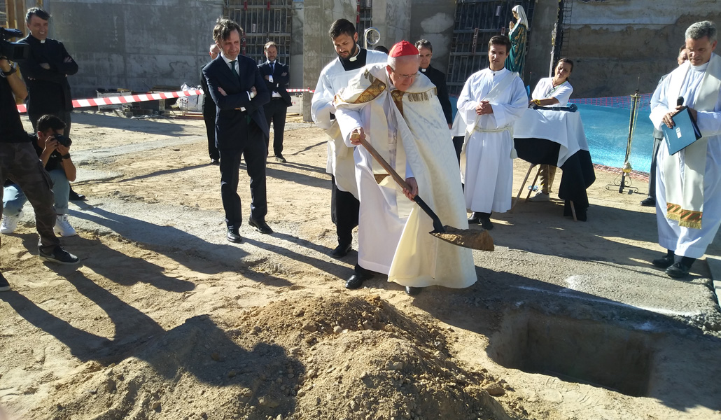 Carlos Osoro poniendo la primera piedra de la nueva capilla de la Universidad Francisco de Vitoria (UFV)