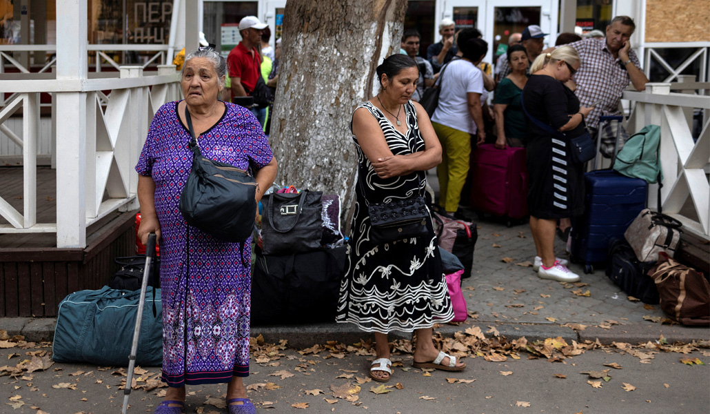 Civiles esperan a ser evacuados de Odesa, al sur de Ucrania, el 1 de septiembre.