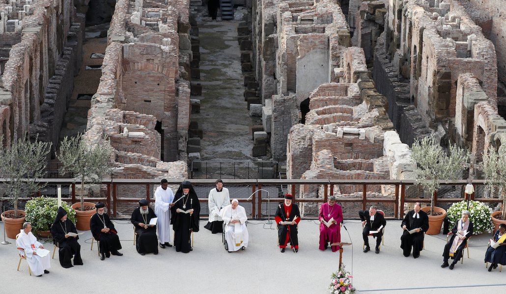 El Papa Francisco preside la oración por la paz con otros líderes religiosos en el Coliseo Romano