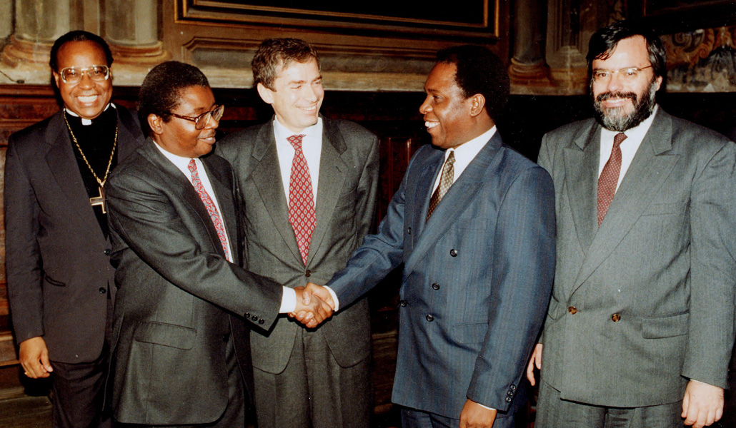 Los líderes del Gobierno y la guerrilla de Mozambique al firmar la paz en 1992, en presencia del obispo Gonçalves; Mario Rafaelli, representante de Italia, y Andrea Riccardi, fundador de Sant'Egidio