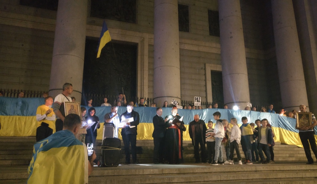 El arzobispo durante la oración en la explanada de la catedral