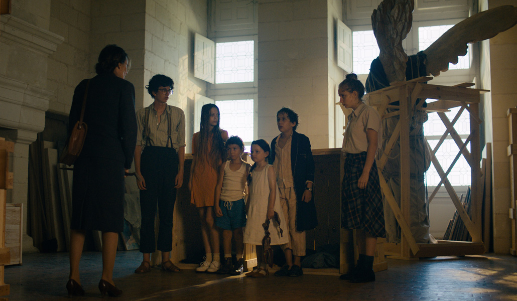 La actriz Camille Cottin junto a los niños, en el castillo de Chambord