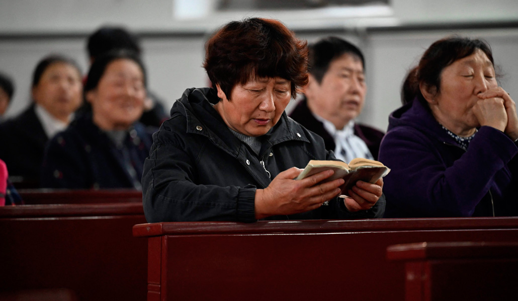 Fieles católicos participan en la eucaristía del Domingo de Resurrección en Pekín (China)