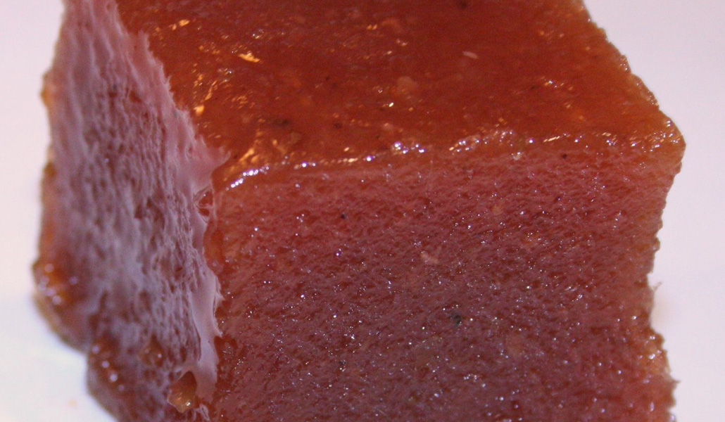 El membrillo está cocinado en fuego de leña y en calderas