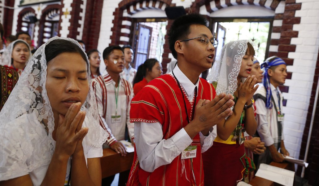 Fieles católicos participan en una celebración eucarística en Myanmar
