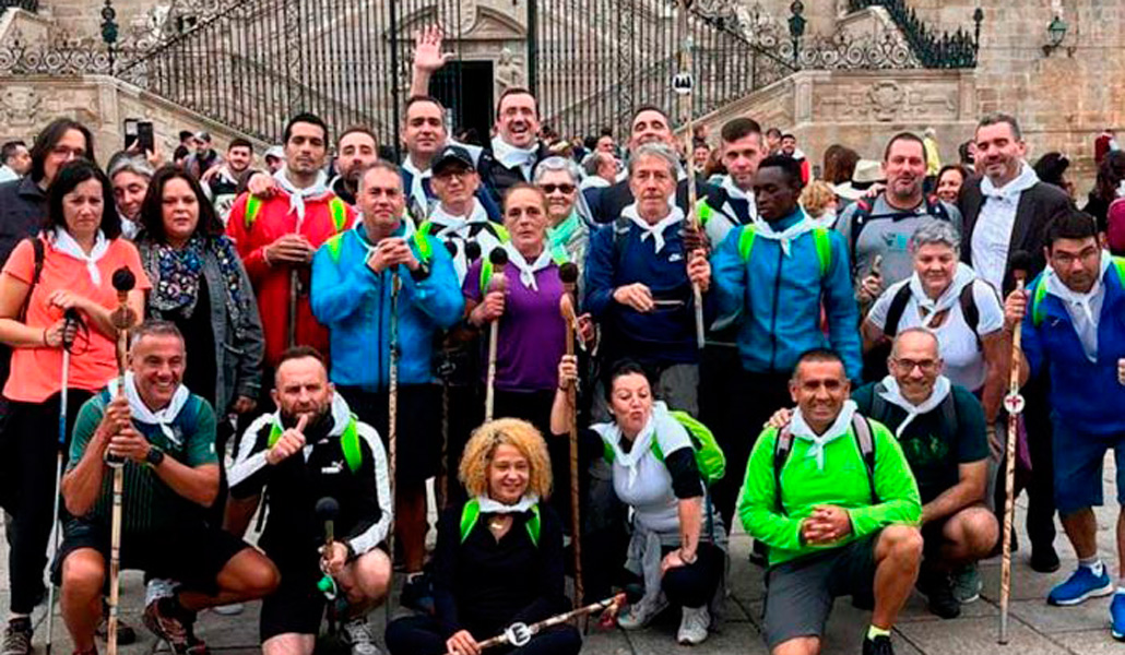 Un grupo de internos de varias cárceles españolas posan en la plaza del Obradoiro