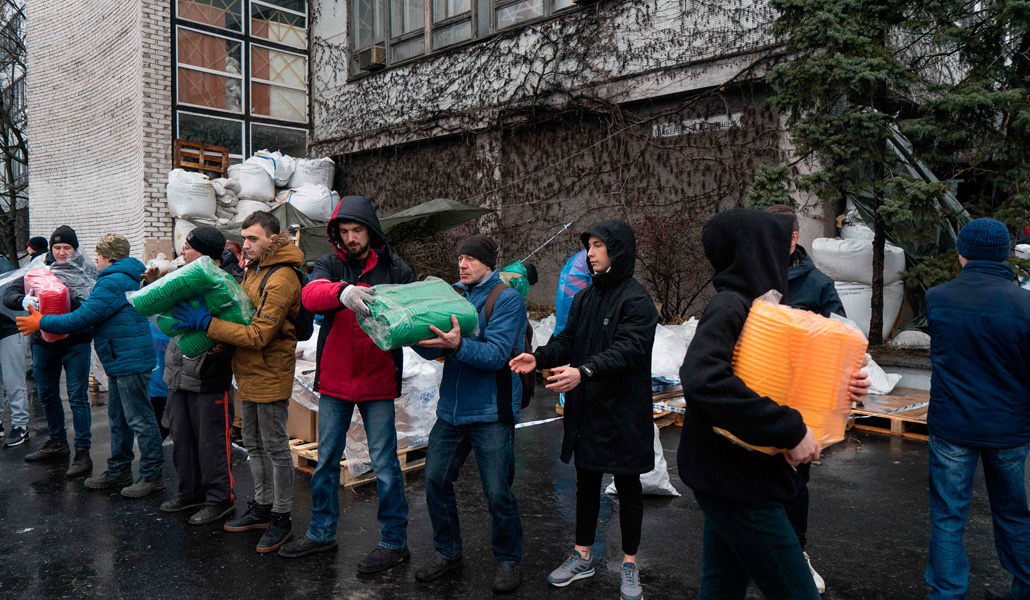 Voluntarios descargan suministros humanitarios para los necesitados, militares y desplazados, en la ciudad de Dnipro