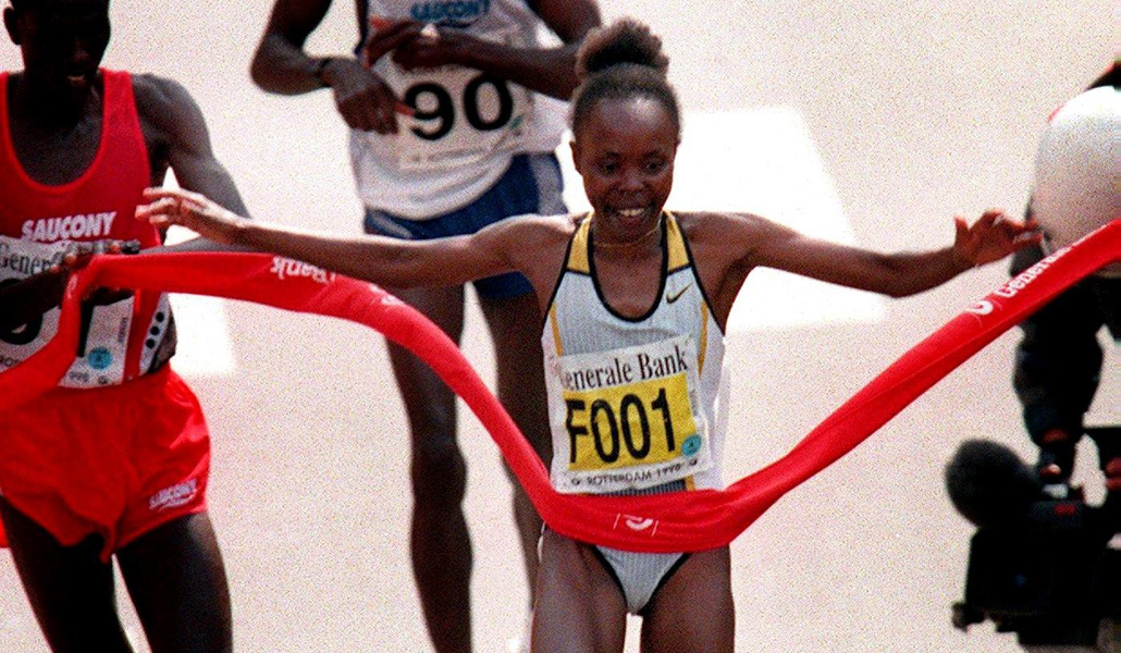 La atleta cruza la línea de meta para ganar la maratón de Róterdam, en 1998