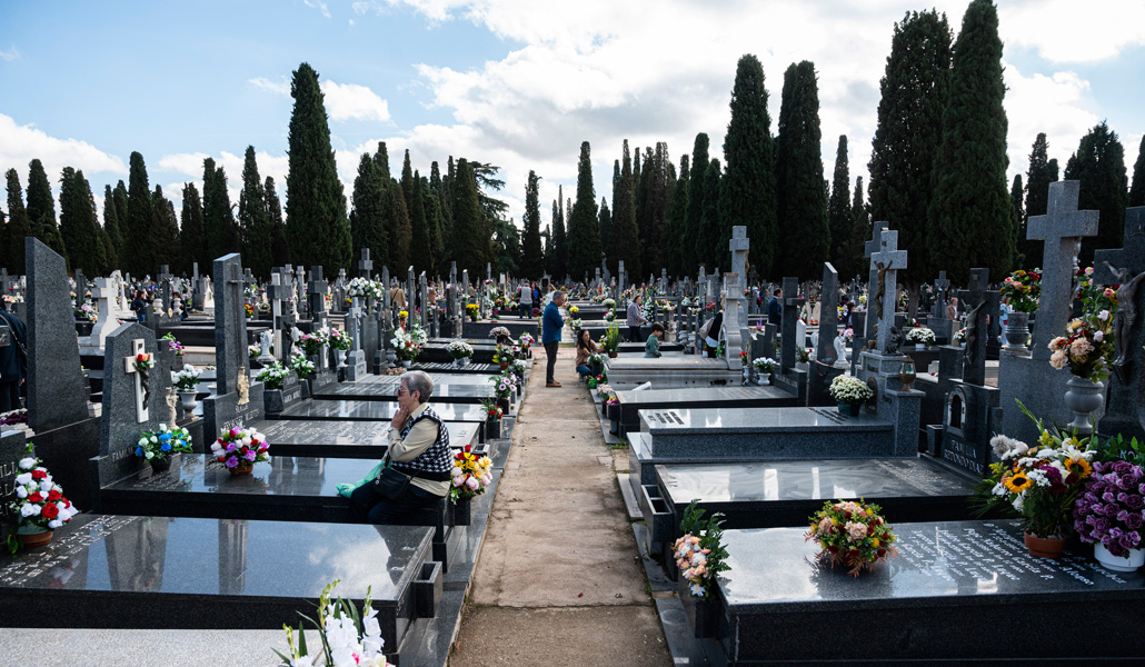 Varias personas visitan las sepulturas de sus seres queridos en el Cementerio Viejo de Alcalá de Henares el día de Todos los Santos