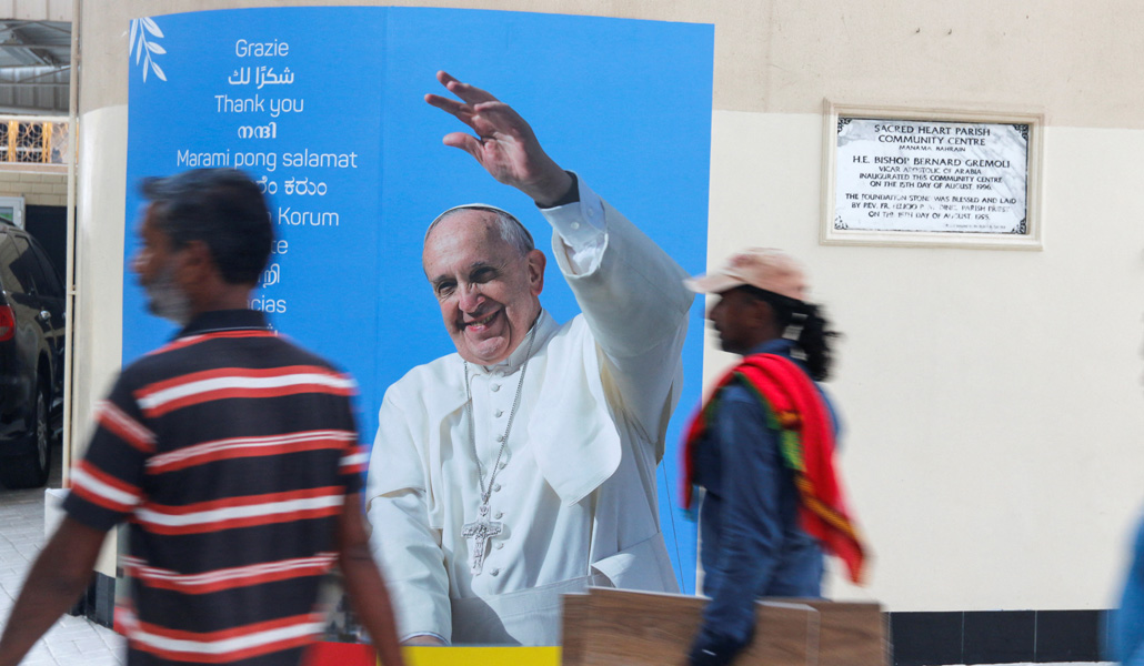 Cartel de bienvenida al Papa en la iglesia del Sagrado Corazón, en Manama