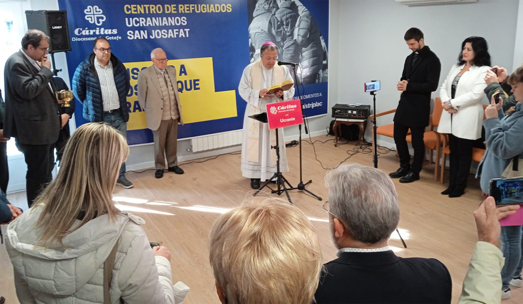 El obispo de Getafe durante la bendición del centro