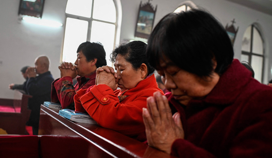 Fieles católicos participan en una eucaristía en una iglesia católica en un pueblo cerca de Pekín, China