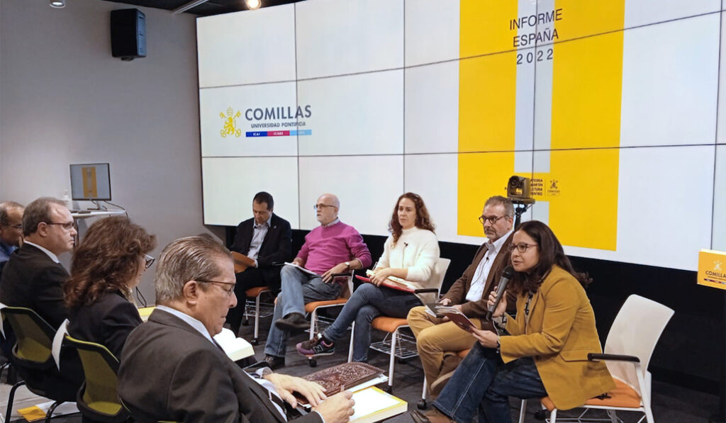 Un momento de la mesa redonda con varios autores del 'Informe España'