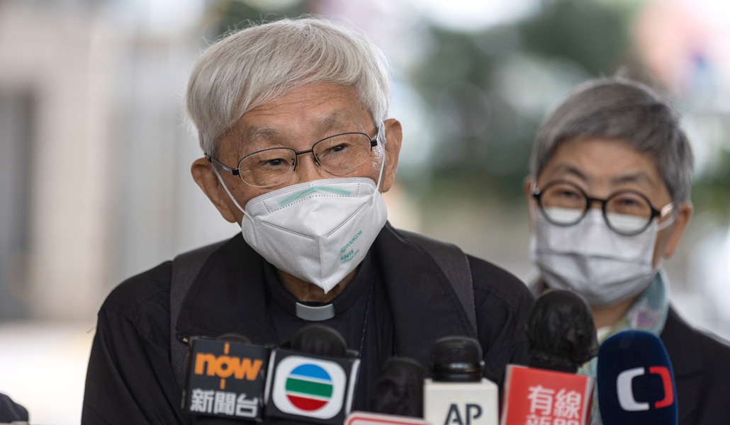 El cardenal Zen responde a los medios delante del Tribunal de West Kowloon, en Hong Kong, este viernes