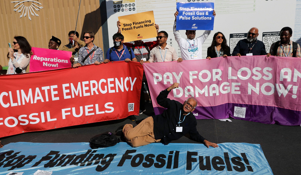 Manifestantes piden desinventir en combustibles fósiles y fondos para paliar los daños del cambio climático en la COP27