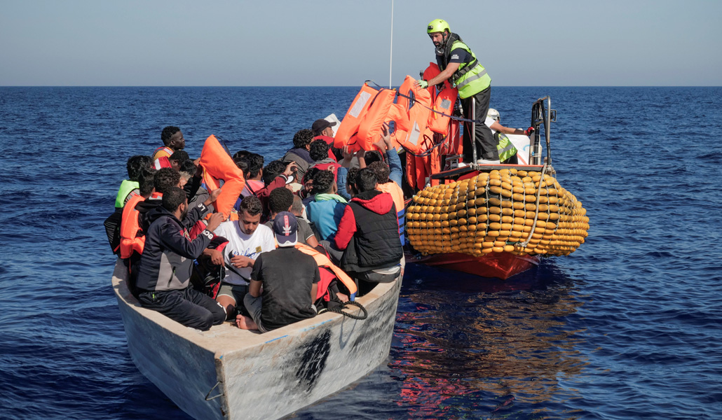 Miembros de la ONG SOS Mediterranée durante un rescate de migrantes en el Mediterráneo el pasado 25 de octubre