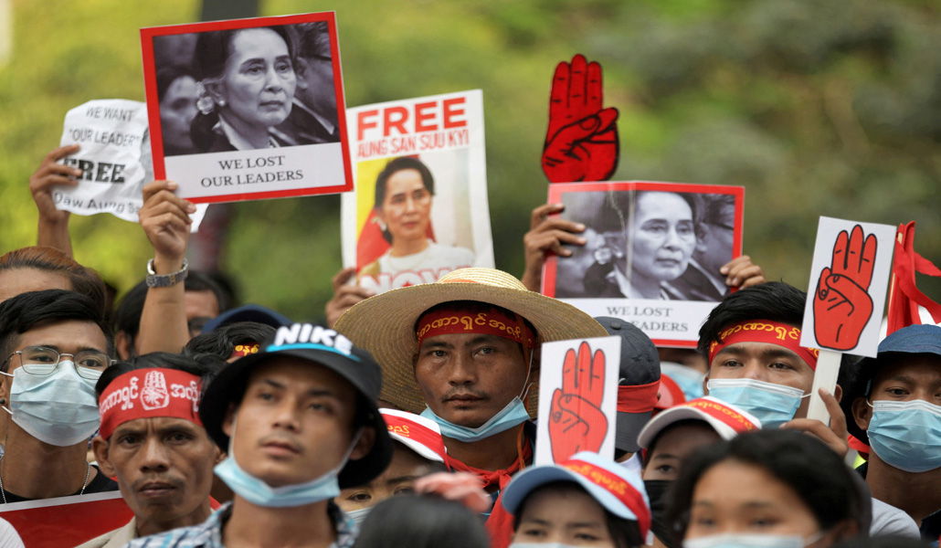 La población civil se manifiesta contra la represión en Yangon