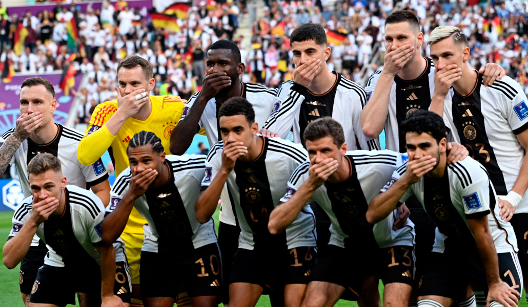 Los futbolistas de Alemania protestan por la falta de libertad de expresión en Catar