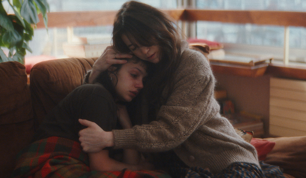 Talulah (Noée Abita) es consolada por Elisabeth (Charlotte Gainsbourg) en un fotograma de la película