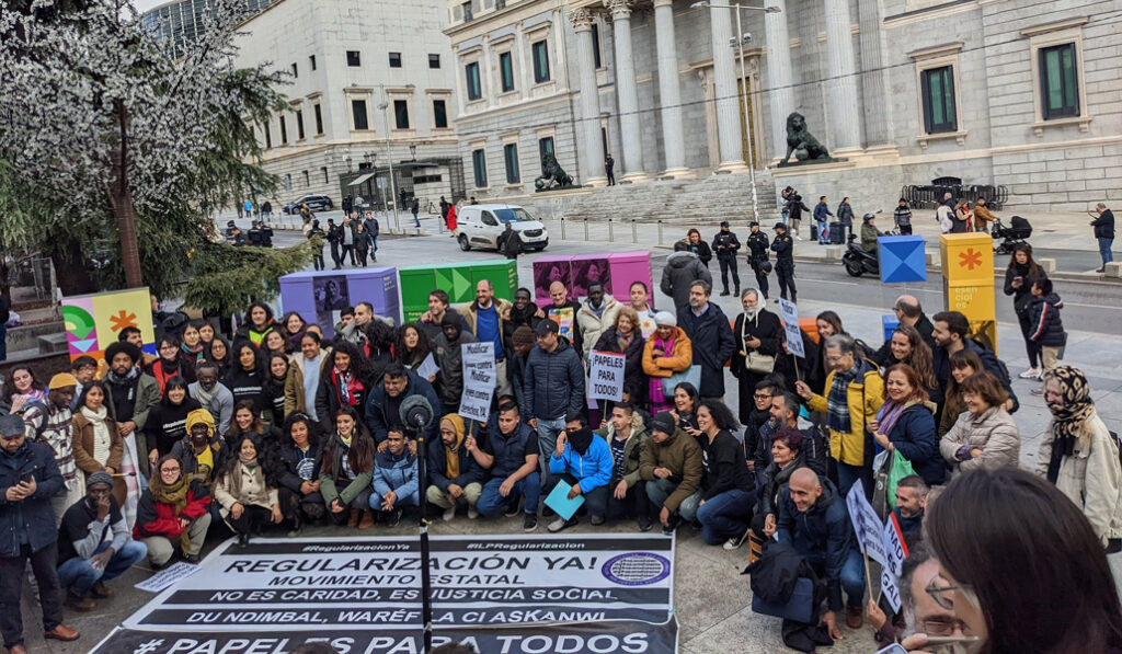 Presentación de las firmas de la ILP frente al Congreso el 21 de diciembre