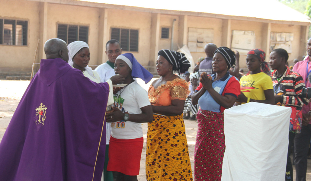Un sacerdote celebra Misa en un campo de desplazados en Nigeria