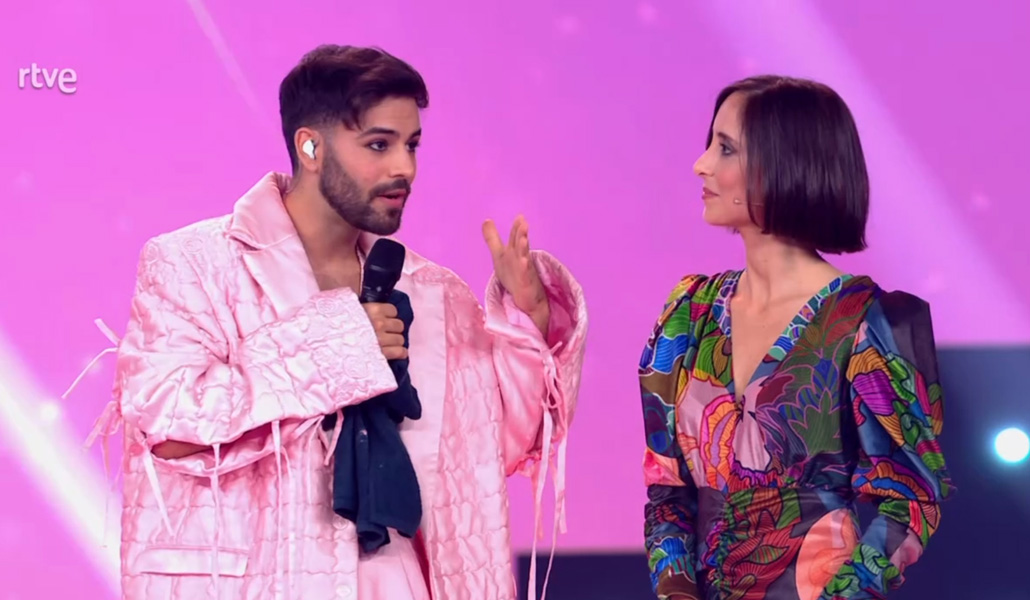 Agoney junto a la presentadora Julia Valera en el programa 'Los elegidos'