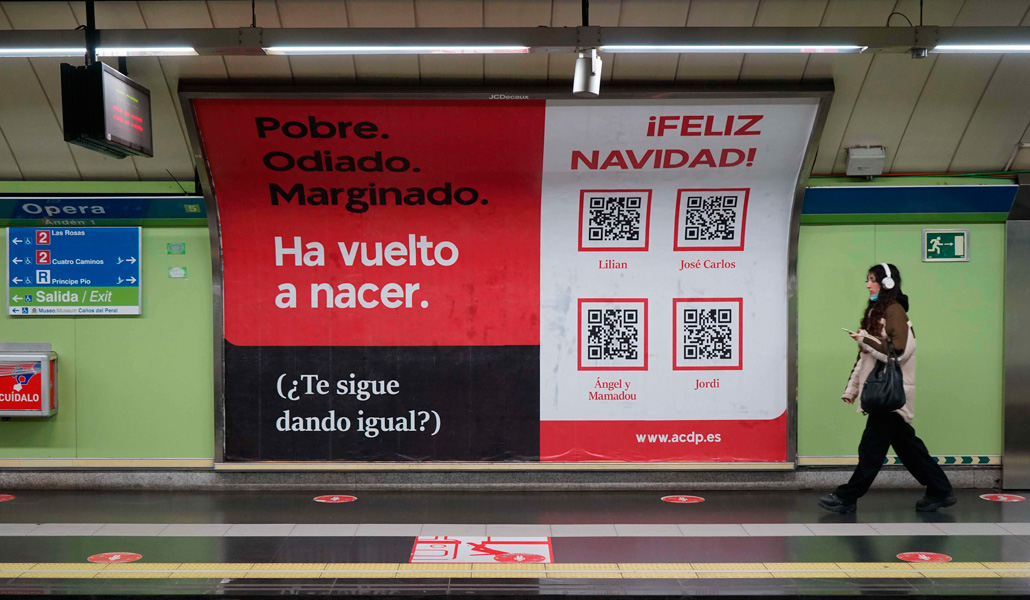 Uno de los carteles colocados por la ACdP en el metro