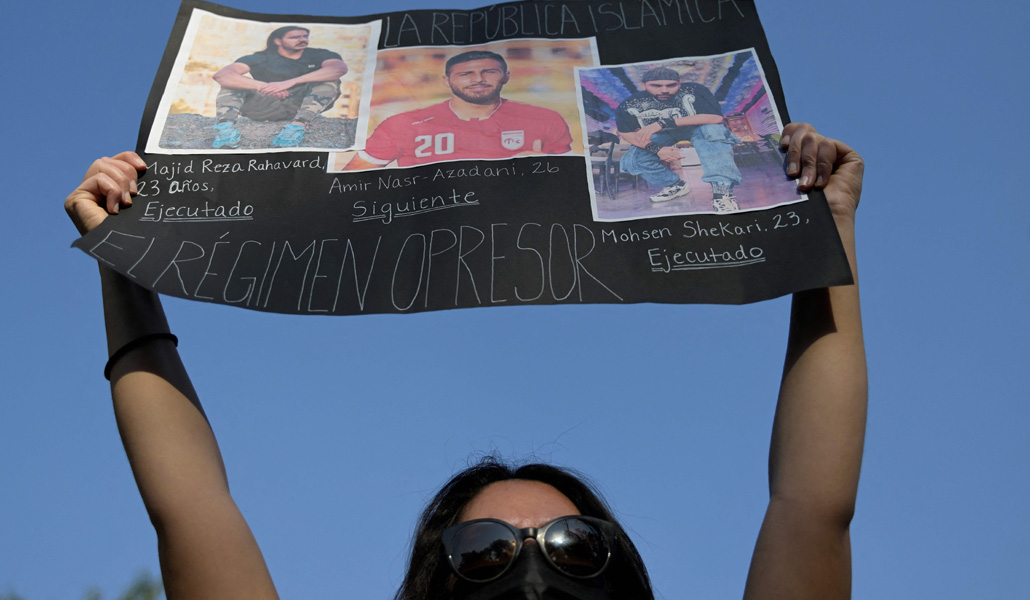 Una mujer sostiene un cartel contra las ejecuciones en Irán, en México el 19 de diciembre