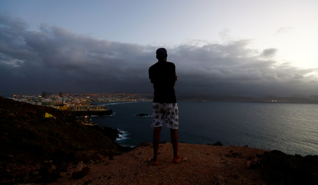 Un joven migrante contempla Las Palmas de Gran Canaria desde lo alto