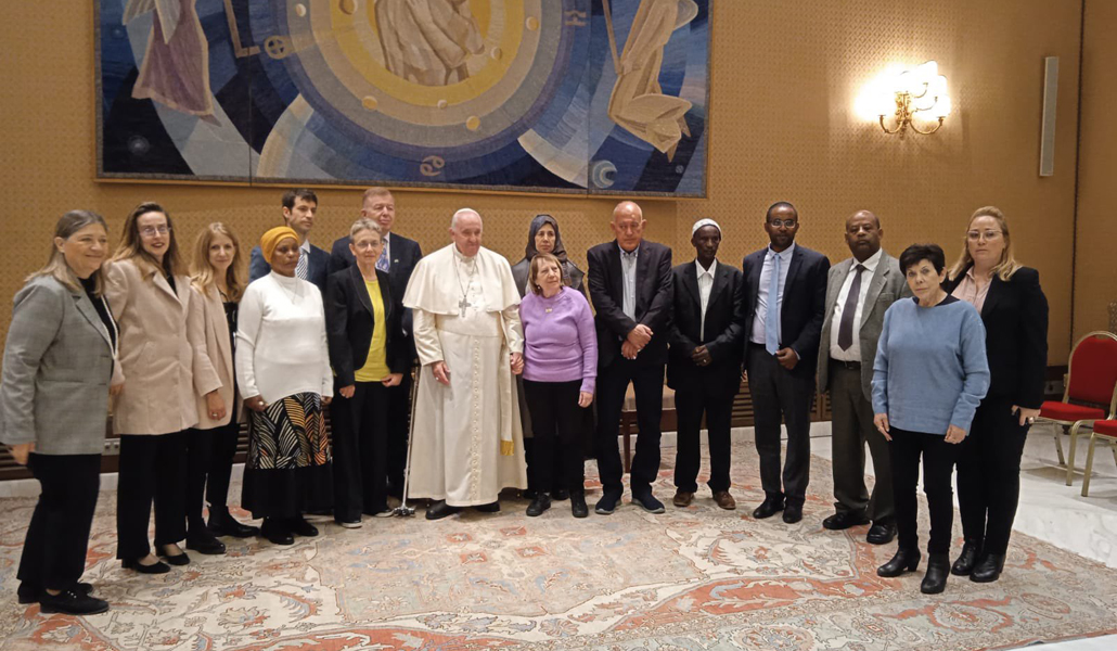Papa con familias israelíes