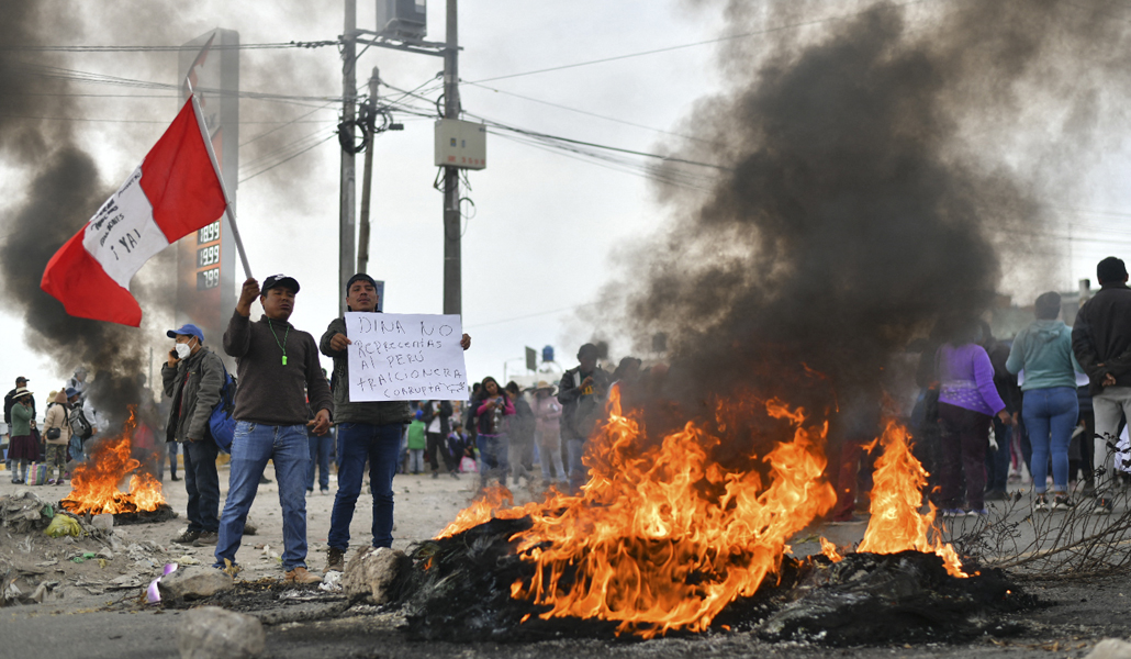 Manifestantes cortan la autopista panamericana en Arequipa, el 12 de diciembre