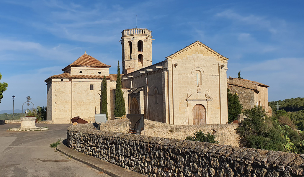 La iglesia forma parte de un conjunto monumental con el castillo