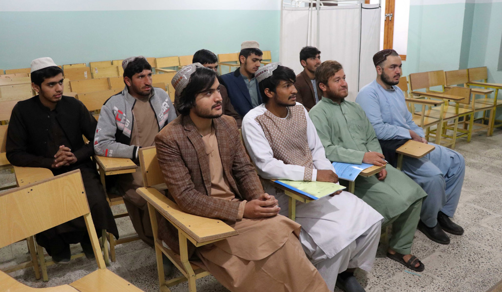 Clase sin mujeres en el Mirwais Neeka Institute de Kandahar. Ellas eran un tercio de los estudiantes en Afganistán