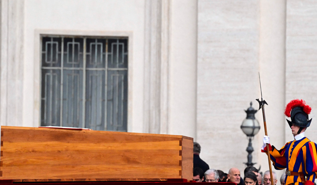El féretro de Benedicto XVI custodiado por un guardia suizo