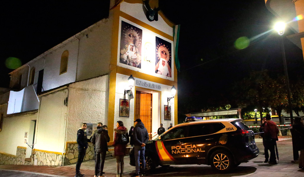 La policía asegura el área donde un hombre fue asesinado en Algeciras, sur de España, el 25 de enero de 2023