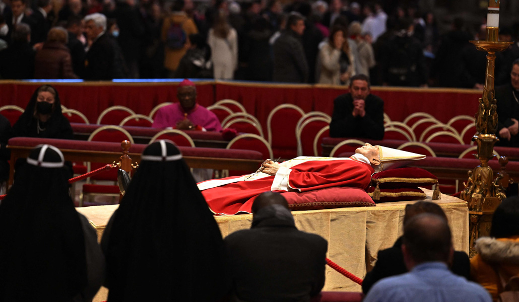 Oración en la capilla ardiente, instalada en la basílica de San Pedro