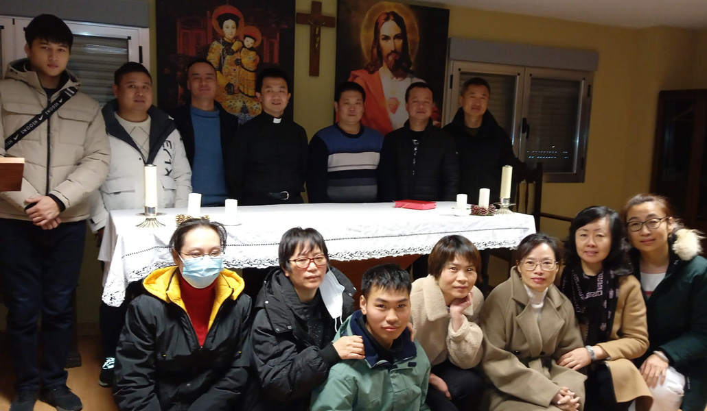 La comunidad china de Cobo Calleja (José, arriba, segundo por la derecha)