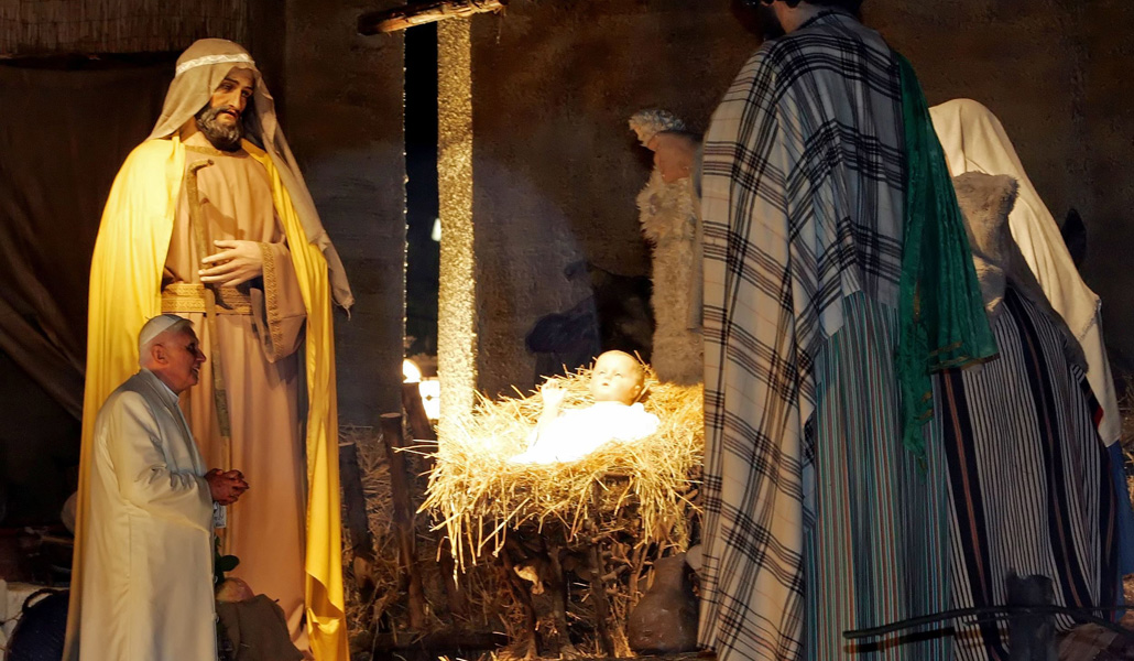 Benedicto XVI, que firmó la encíclica el día de Navidad, ante el Belén gigante de la plaza de San Pedro.