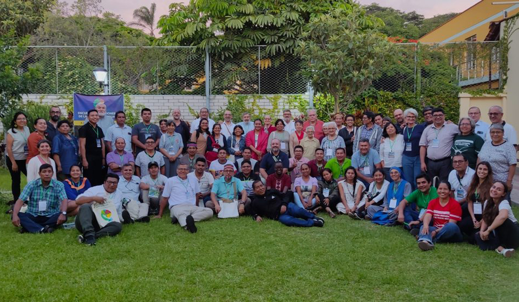 Misioneros de la Amazonia peruana con los indígenas
