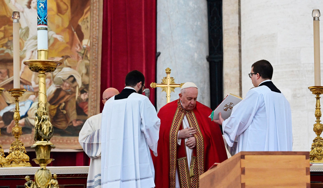 Francisco, al inicio del funeral por Benedicto XVI en la plaza de San Pedro