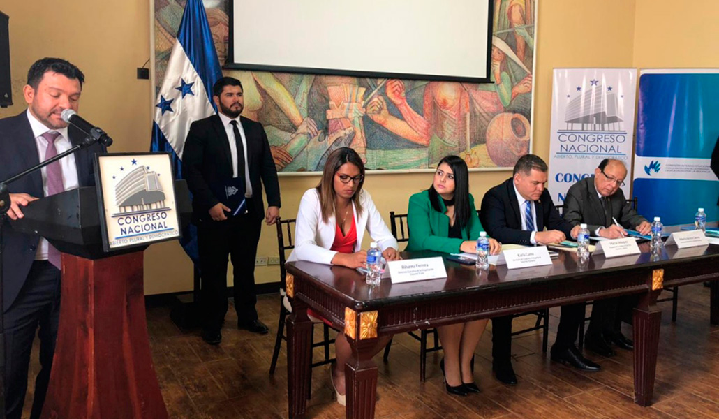 Andrés Celis, representante de ACNUR en Honduras, durante la entrega del proyecto de ley al Congreso Nacional