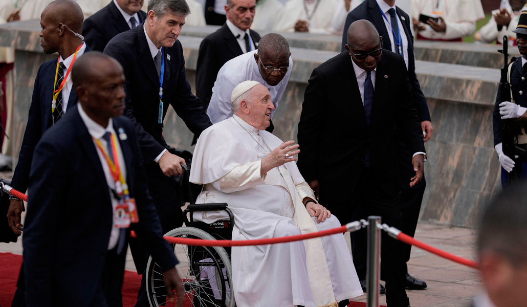 El Papa Francisco a su llegada al aeropuerto internacional de Kinsasa el martes