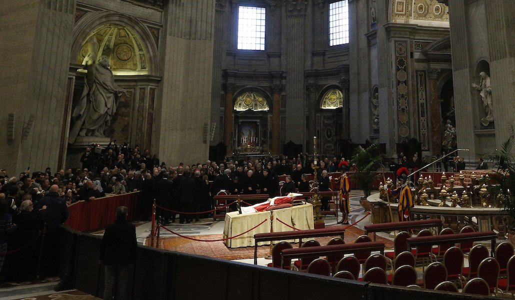 Capilla ardiente de Benedicto XVI en la basílica de San Pedro