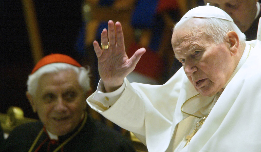 El prefecto de Doctrina de la Fe junto a Juan Pablo II el 18 de octubre de 2003