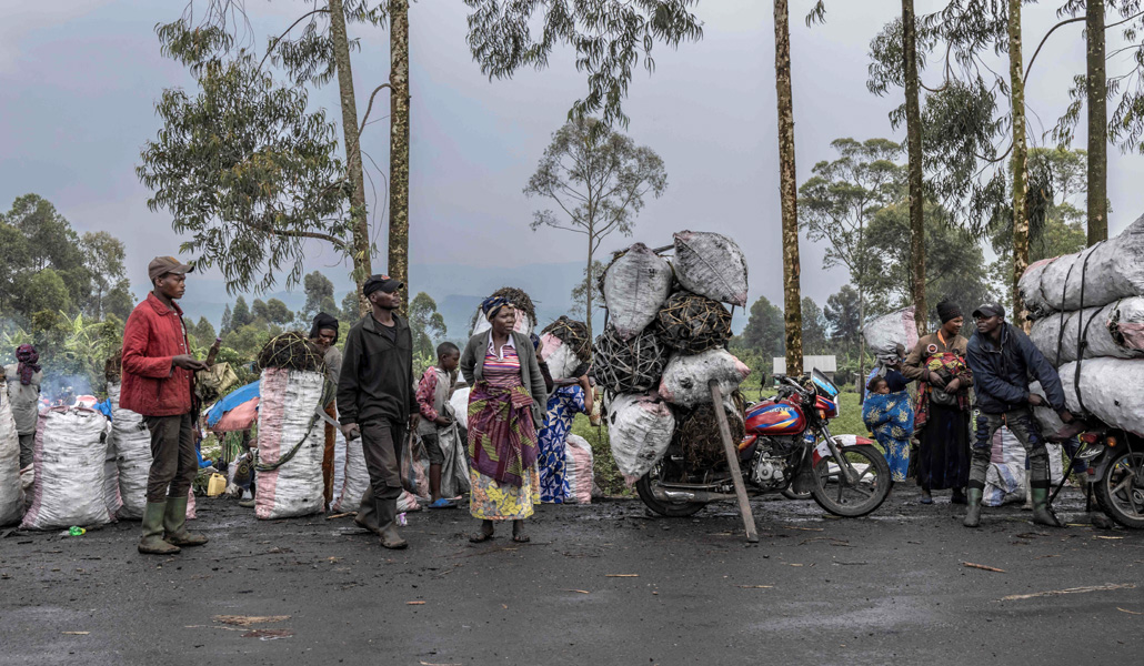 Desplazados por el conflicto en el noreste venden carbón para sobrevivir