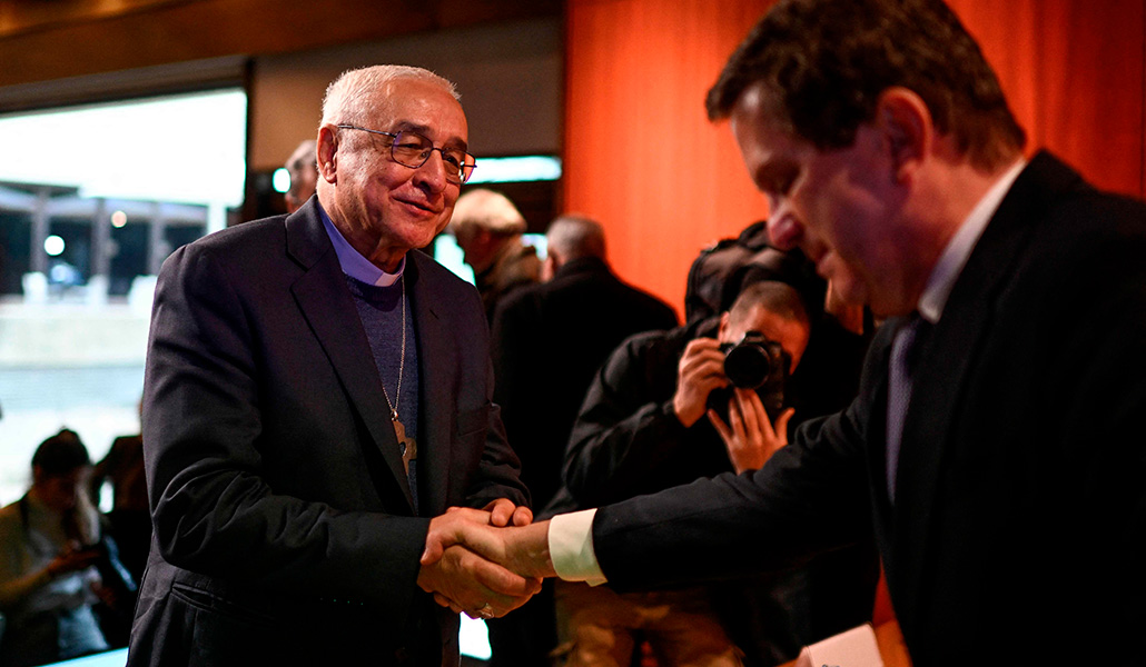 El presidente de los obispos portugueses saluda a Pedro Strecht