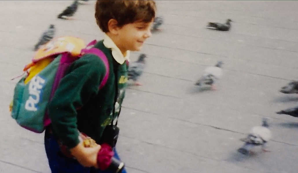 Carlo Acutis, con 5 años, en el exterior de la basílica de San Antonio de Padua