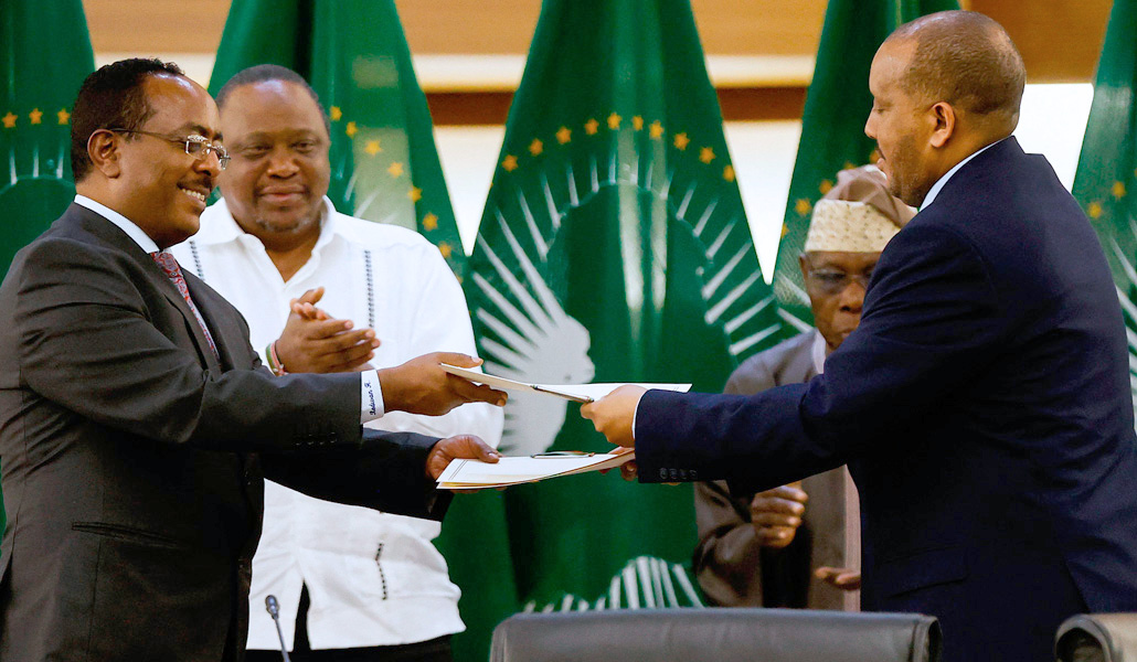 Redwan Hussien y Getachew Reda, representantes de Tigray, firman el acuerdo de paz en Sudáfrica, el 2 de noviembre