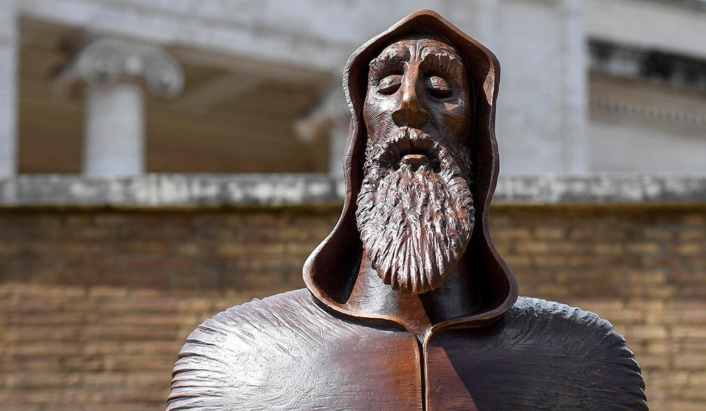 San Gregorio de Narek, esculpido por David Erevantsi, en los Jardines Vaticanos