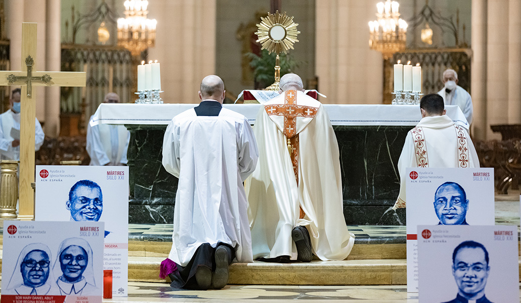El cardenal Osoro durante la adoración de la Noche de los Testigos de 2022